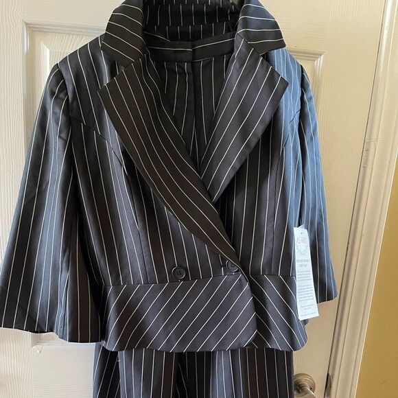 NWT As-hro pant suit, pin stripe, black &white, jacket is short waisted SZ14 - Picture 2 of 13